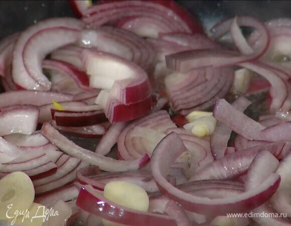 Чеснок почистить, нарезать тонкими пластинками и добавить в сотейник.