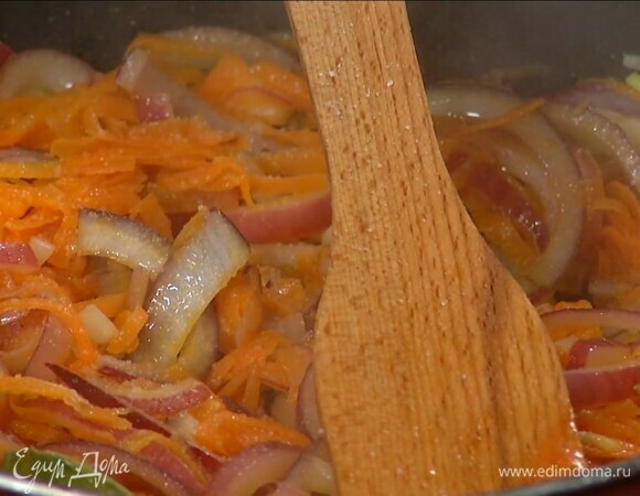 Морковь почистить, натереть на крупной терке и отправить к луку с чесноком, добавить лавровый лист и все обжарить.