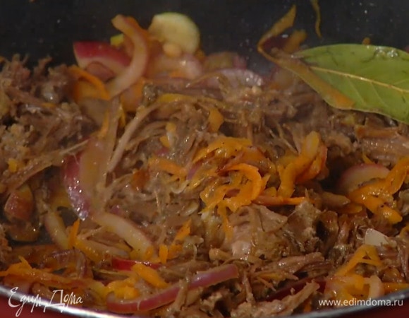 В сотейник с овощами добавить томатный соус, слегка посолить и поперчить, выложить мясо из банки, влить оставшееся оливковое масло и, помешивая, все прогреть.