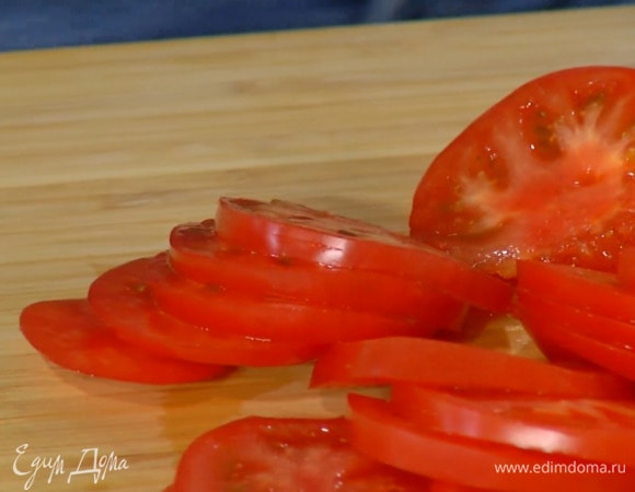Помидоры нарезать кружками.