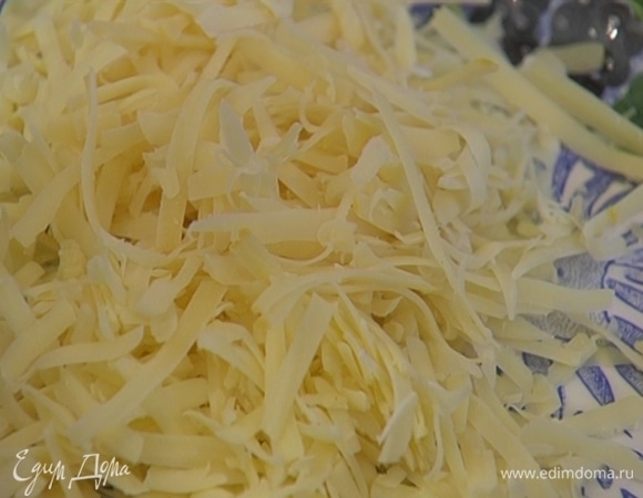 Сыр натереть на крупной терке.