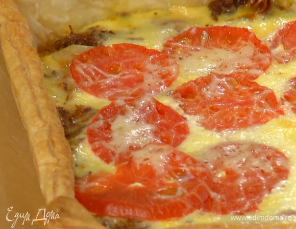 На подпеченный корж выложить мясную начинку и залить яйцами со сливками, сверху разложить часть натертого сыра и помидоры, посыпать оставшимся сыром и выпекать в разогретой духовке еще полчаса.