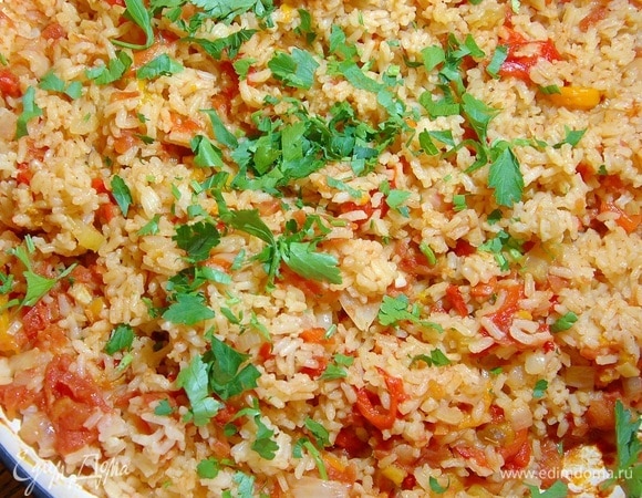 Петрушку мелко порубить и посыпать готовый рис.