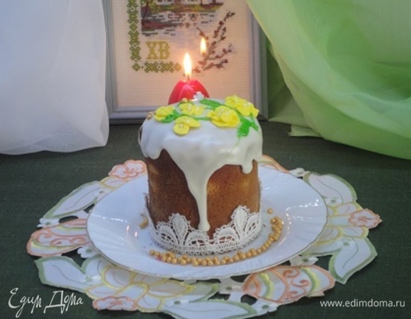 Я уже несколько лет пользуюсь готовой глазурью одной из известных фирм. Украшаем куличи, как подсказывает настрой и желание.