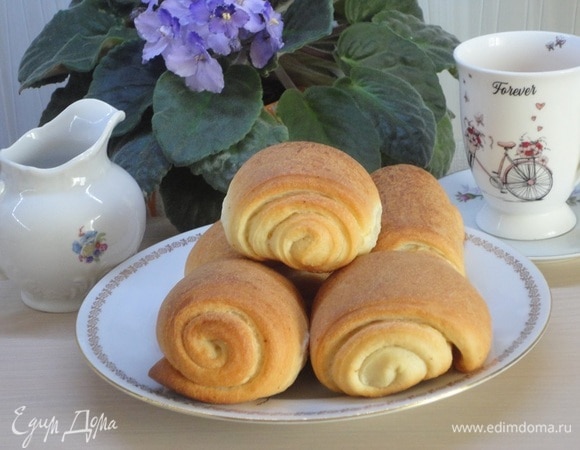 Подошедшие рулетики смазать маслом и выпекать 20–25 минут. Остудить и подавать к чаю.