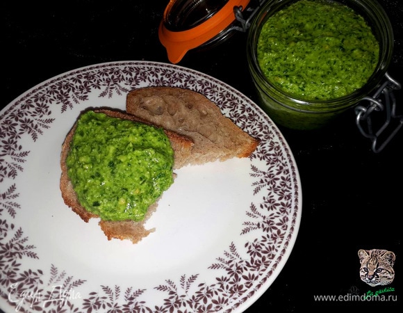 Крупно нарежьте черемшу и поместите в комбайн вместе с остальными ингредиентами и соком одного лимона. Измельчите до однородного состояния. Попробуйте на вкус и добавьте, если нужно, соль, оливковое масло или лимонный сок.