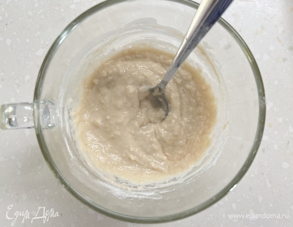 Для начала приготовим опару. Смешать теплое молоко, дрожжи, 1 ложку сахара и пару ложек муки. Должно получиться тесто, как на оладьи. Убрать в теплое место для увеличения в объеме.