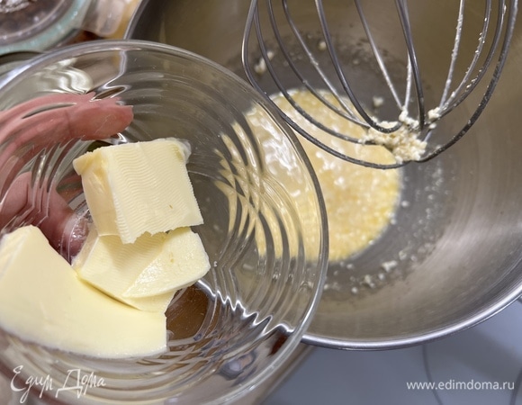 Добавить размягченное сливочное масло. Перемешать.