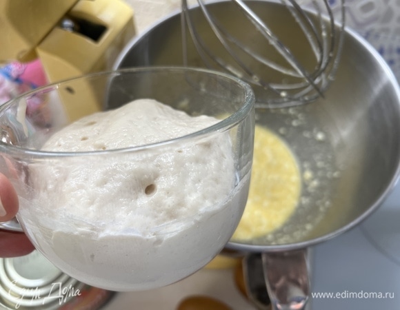 Когда опара хорошо поднялась, добавить ее к основной массе.