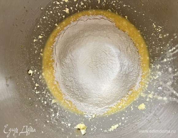 Теперь добавить муку, замесить тесто. Регулируйте количество муки, не добавляйте всю сразу. Может понадобиться чуть больше или чуть меньше. Тесто не должно липнуть к рукам.