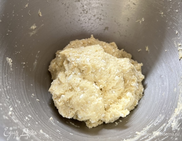 Накрыть тесто пленкой и убрать в холодильник на ночь. На 12 часов.