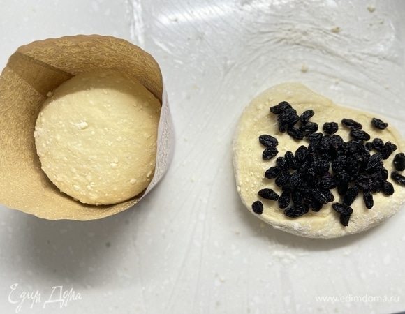 Достать тесто из холодильника, дать немного постоять при комнатной температуре и разделить на равные части. Я сделала 2 кулича диаметром 11 см. Сформировать в шары и уложить в формы для выпечки куличей. На этом этапе можно добавить к тесту сухофрукты, цукаты, орехи, шоколад.