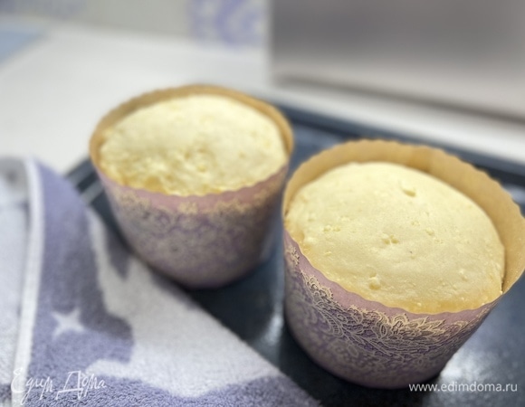 Дать тесту подняться. Когда оно поднимется практически до края формы, поставить выпекаться в разогретую до 170°C духовку. Выпекать до пробы на сухую деревянную палочку, около 30 минут.