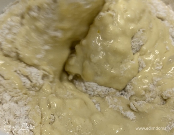 Для опары смешать (из общих ингредиентов) молоко, дрожжи (21 г прессованных дрожжей или 7 г сухих), муку и сахар, накрыть и убрать на 15 минут. Опара должна вырасти вдвое. Яйца взбить с сахаром, добавить растопленное сливочное масло, ванилин, опару и муку. Замесить тесто. Оно получается довольно липким. Затем накрыть пленкой и убрать на 1,5–2 часа.