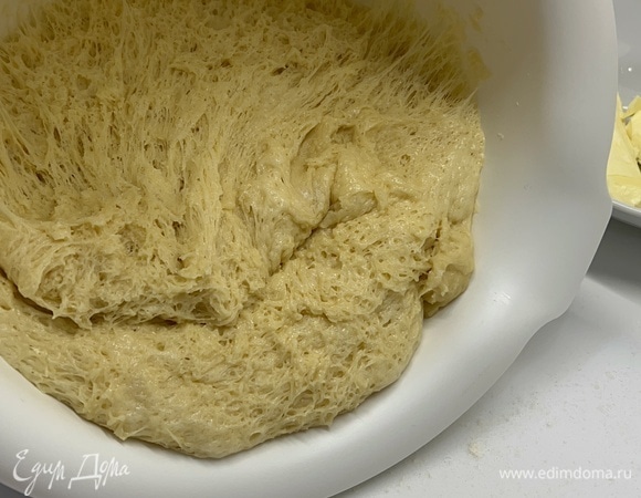 Стол посыпать мукой, скалку обработать мукой и раскатать прямоугольный пласт до 2 мм.