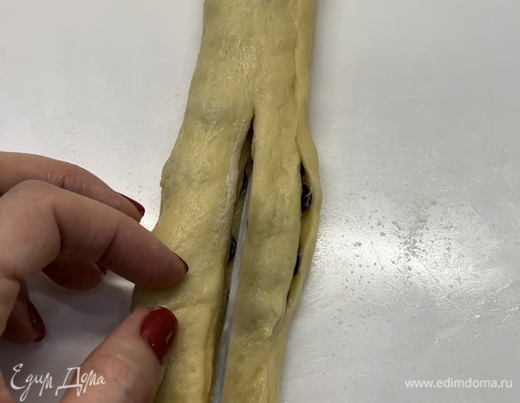 Скатать в рулет и разрезать его пополам, но не до конца. Каждую часть скрутить и положить друг на друга. Оставить на расстойку на 1 час.