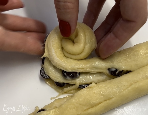 Выпекать при 200°C 10 минут, дальше при 180°C — 30–40 минут. Но ориентируйтесь на свою духовку.