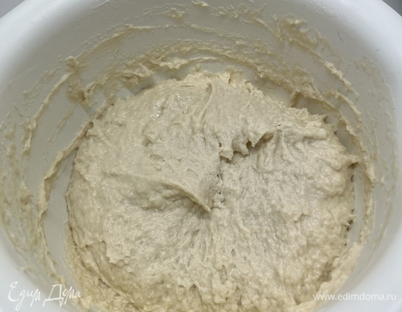 Сначала ставим опару. Для этого нагреваем молоко до 38–40°C (если нет термометра, то можно попробовать пальцем: должна быть комфортная температура). Затем в молоке растворить дрожжи, добавить 1 ст. л. сахара и 500 г муки. Все смешиваем, накрываем и убираем в теплое место на 30 минут.