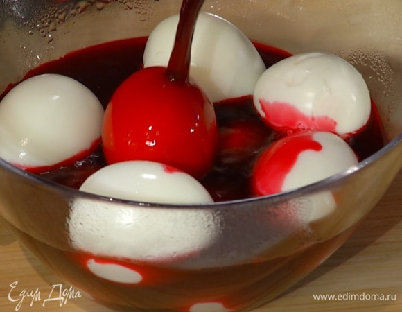 Яйца отварить вкрутую, почистить, залить свекольным соком и оставить в холодильнике на ночь.