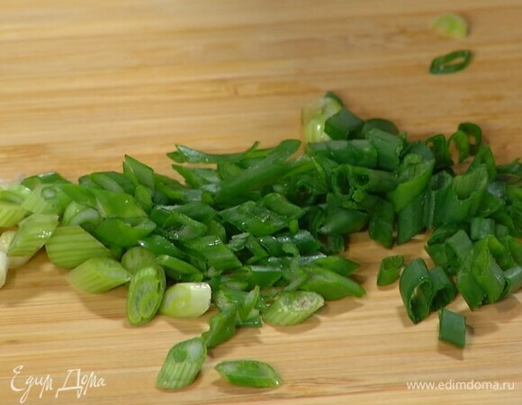 Зеленый лук мелко порезать наискосок.