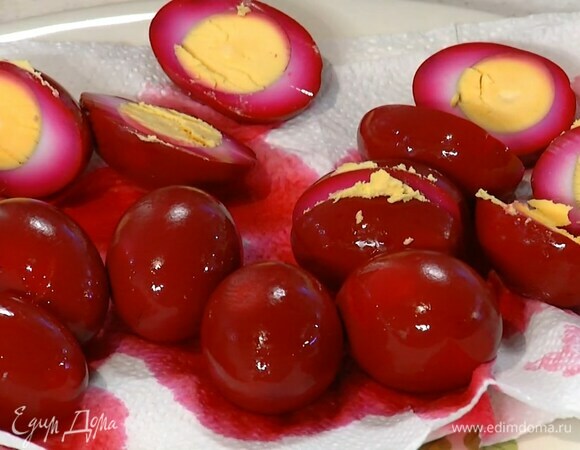 Окрашенные яйца выложить на бумажное полотенце, разрезать вдоль пополам, вынуть желтки, разложить их в три миски и размять вилкой.