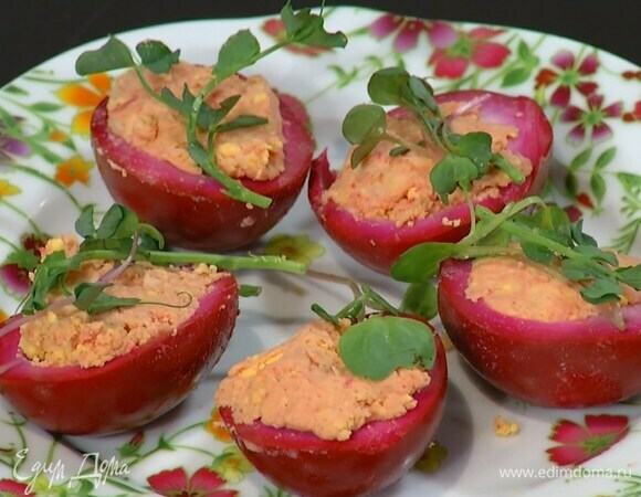 Сулугуни натереть на мелкой терке, соединить со второй частью желтков, добавить оставшееся сливочное и оливковое масло, все размять, наполнить часть белков и украсить микрозеленью.