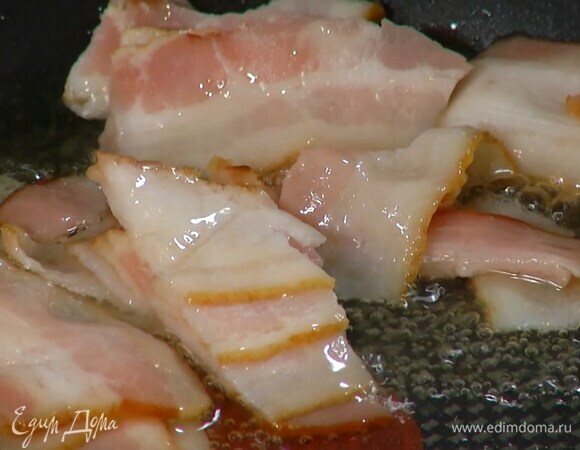 Бекон нарезать небольшими кусочками.