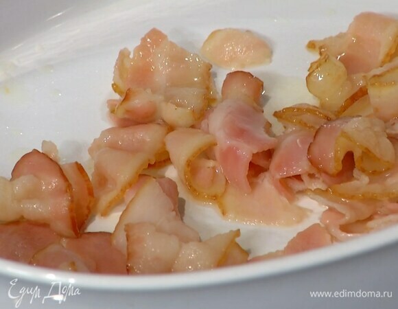 Разогреть в сковороде оливковое масло, обжарить бекон до золотистого цвета и переложить его в жаропрочную керамическую форму.