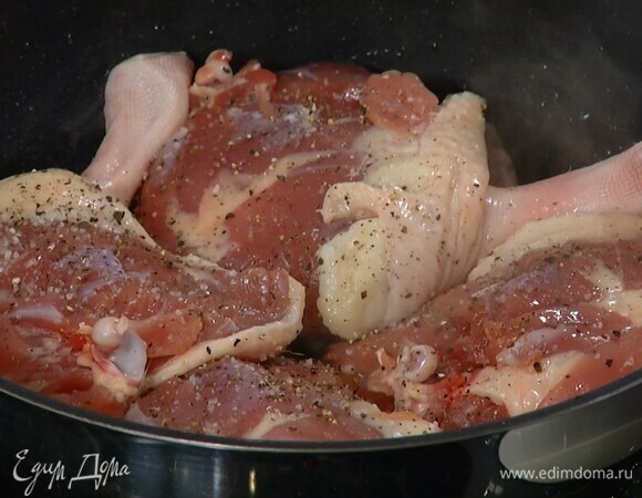 Утиные ножки слегка посолить, поперчить и обжаривать на той же сковороде с двух сторон до появления румяной корочки.