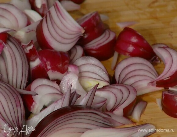 Лук почистить и нарезать дольками.