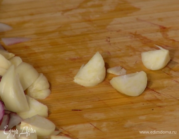 Чеснок почистить и нарезать крупными кусочками.