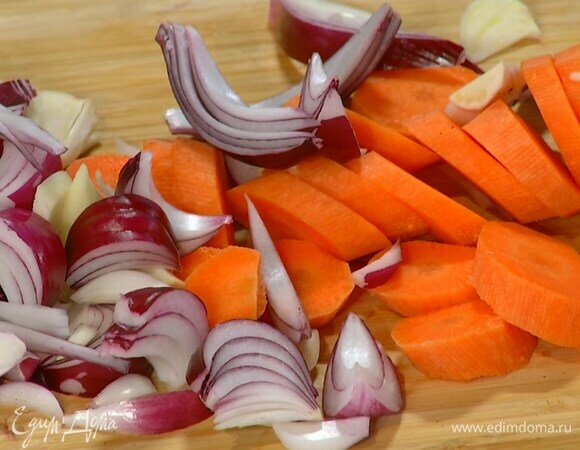 Морковь почистить и нарезать кружками.