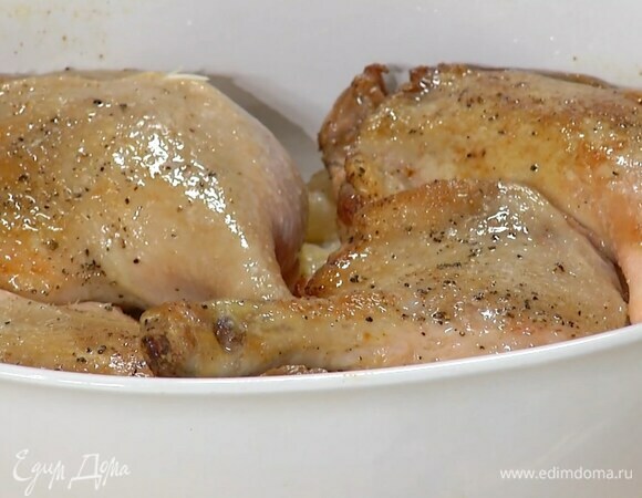 Обжаренные ножки переложить в форму с беконом и отправить ненадолго в разогретую духовку.