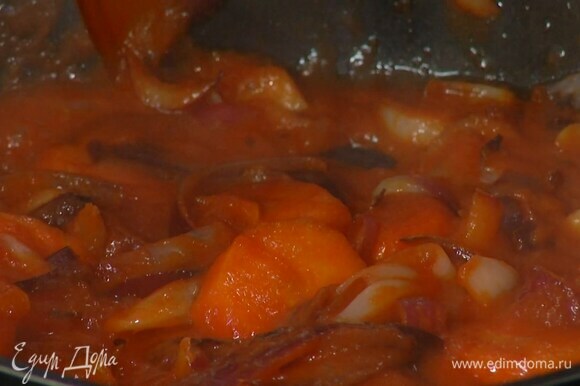 В сковороду выложить подготовленные овощи, посолить и обжарить, затем добавить томатную пасту, протертые помидоры и, помешивая, прогреть.