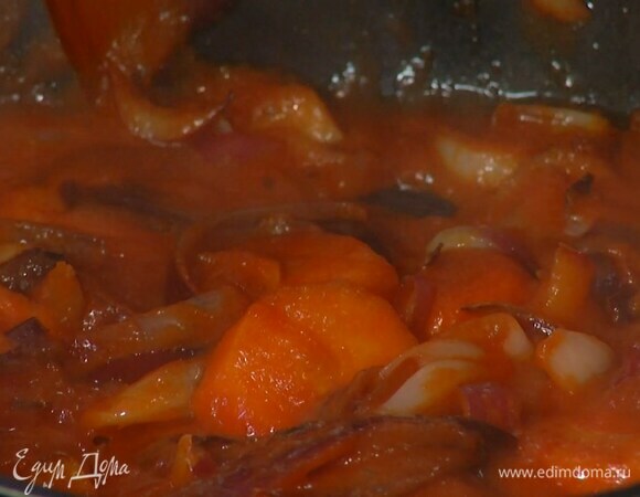 В сковороду выложить подготовленные овощи, посолить и обжарить, затем добавить томатную пасту, протертые помидоры и, помешивая, прогреть.