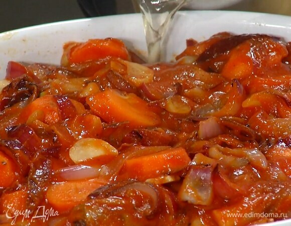 В форму с утиными ножками добавить отваренную фасоль, овощи из сковороды и лавровые листья, влить горячий бульон, накрыть фольгой и запекать в духовке около часа.