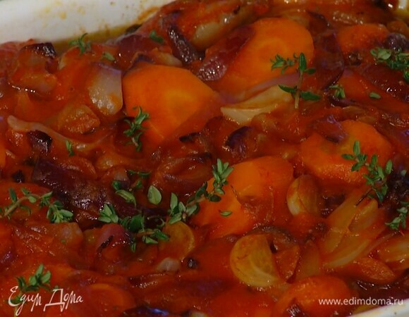 Готовые ножки с овощами посыпать листьями тимьяна.