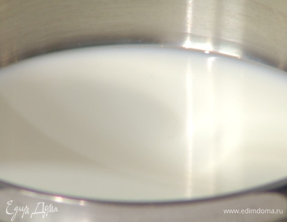 Молоко подогреть на маленьком огне, чтобы оно было теплым.