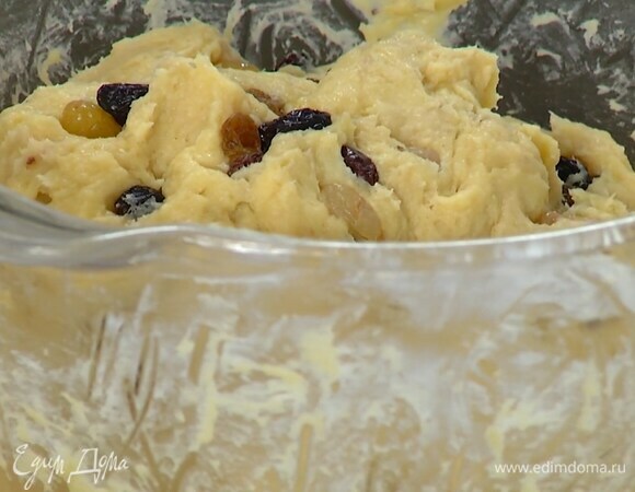 Предварительно охлажденное сливочное масло нарезать небольшими кусочками и добавить в чашу комбайна, влить ванильный экстракт и вымешивать тесто 10 минут, затем всыпать отжатый изюм и перемешать лопаткой.