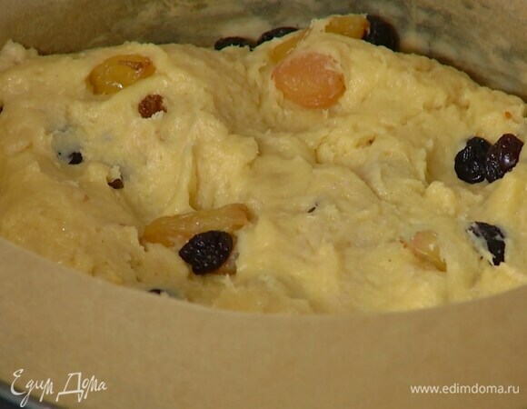 Разъемную форму или форму для кулича выстелить бумагой для выпечки, выложить тесто, накрыть смоченным в горячей воде и отжатым полотенцем и оставить на 20‒30 минут.