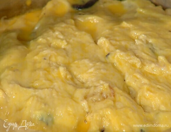 Яичный желток перемешать с молоком и солью и смазать поверхность сдобы.