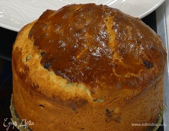 Выпекать кулич в разогретой духовке 35‒40 минут.