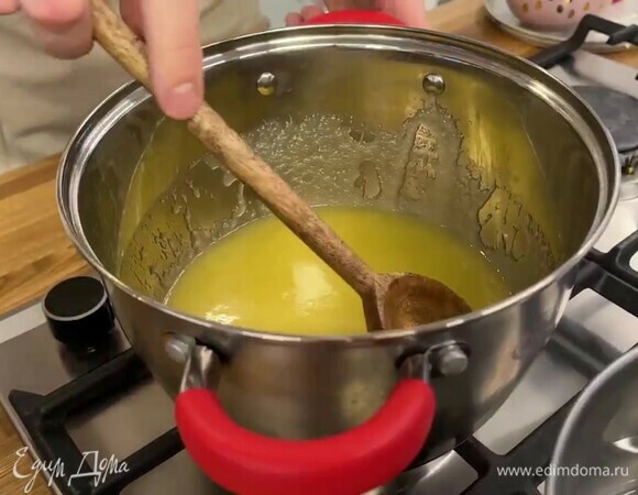 Начнем с приготовления заварки. В сотейник с толстым дном положите сахар, мед и 100 г сливочного масла. Поставьте кастрюлю на небольшой огонь и доведите смесь до однородного состояния. Чтобы сахар полностью растворился, добавьте 4 ст. л. воды.