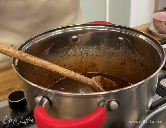 Выключите огонь, но поддерживайте температуру смеси на уровне 70°C. Добавьте в заварку какао, специи и натертый мускатный орех, перемешайте.