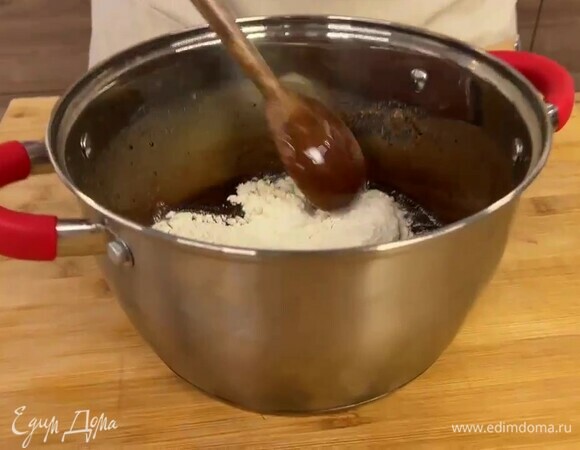В теплую смесь всыпьте 100 г муки, 0,5 ч. л. соды и быстро все перемешайте до консистенции жидкой сметаны. Добавьте цедру лимона, снова перемешайте и дайте заварке остыть. В остывшую смесь положите 2 яйца, снова все тщательно перемешайте. Заварка готова.