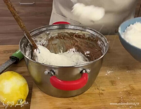 По частям вводите в заварку оставшуюся муку, каждый раз все хорошо перемешивая. Тесто должно получиться густым и плотным.