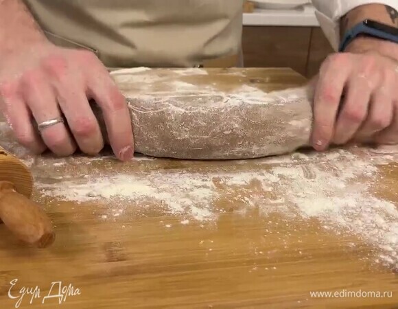 Рабочую поверхность обильно посыпьте мукой, выложите тесто и замесите его. добавляйте муку до тех пор, пока тесто не перестанет прилипать к поверхности. Из готового теста сформируйте колбаску.