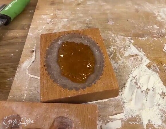 В центр заготовки выложите начинку.