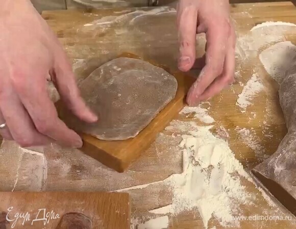 Сверху накройте вторым пластом тестом, прижмите края, удалите излишки теста.