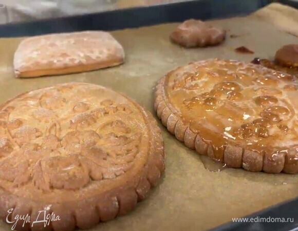 Приготовьте глазурь. Смешайте в сотейнике сахар и воду, доведите до кипения. Продолжайте нагревать, чтобы вода выпарилась почти наполовину. Готовые пряники достаньте из духовки, покройте их глазурью и дайте ей высохнуть. Приятного аппетита!